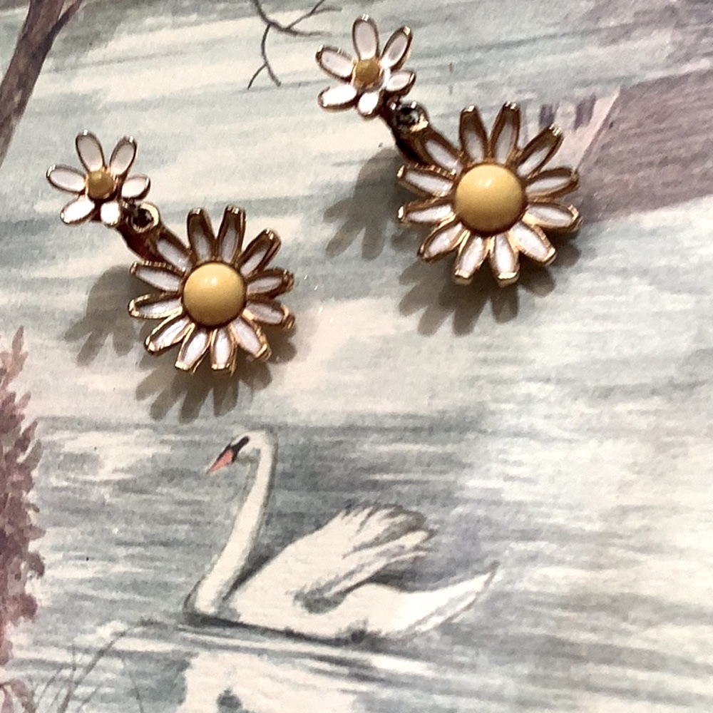 Vintage Weiss Daisy Drop Earrings Yellow White Enamel Goldtone Clip Earrings 30$